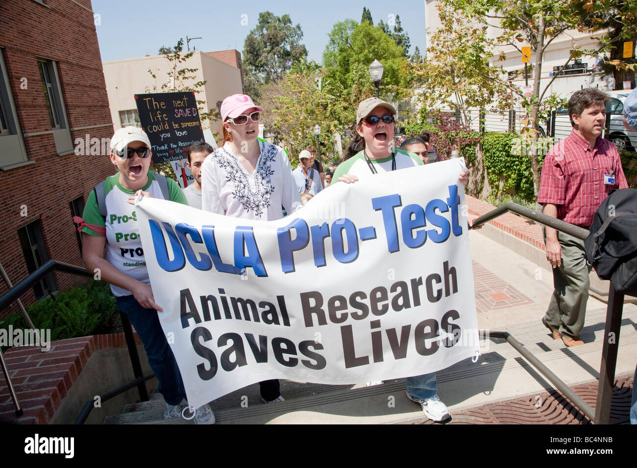 Teilnehmer einer pro Forschung-Rallye an der UCLA verteidigen die Verwendung von Tieren in der biomedizinischen Forschung am Earth Day. Stockfoto