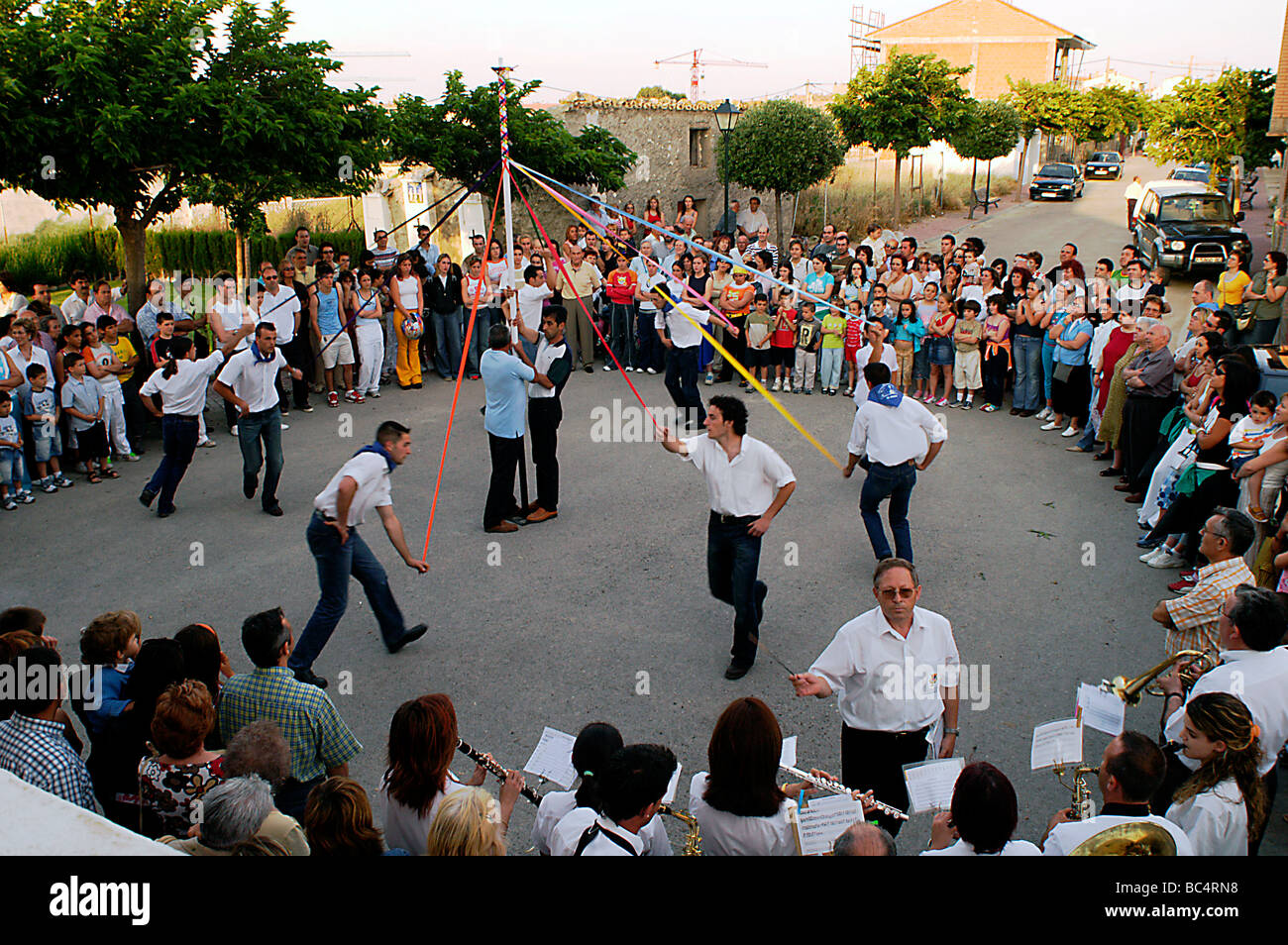 Spanien. Aragon, La Muela. Dorf Fiesta. Männer tanzen - Vistiendo (Verband eine mit Dorfbewohnern auf. Stockfoto
