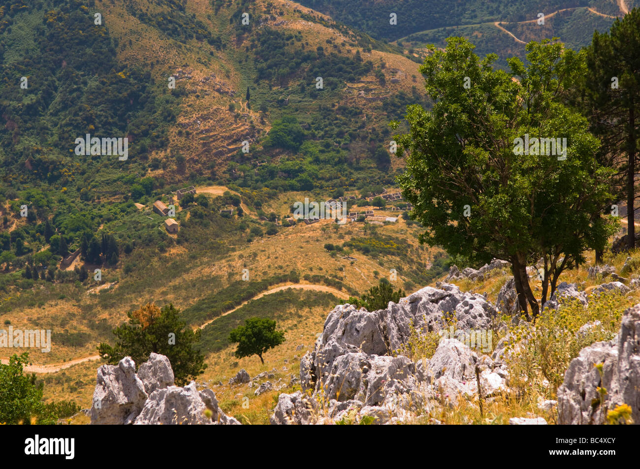 Verlassenes Dorf von Paleo Zorio von Pantokrator gesehen. Corfu. Stockfoto