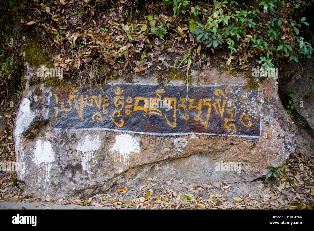 gemalte Zeichen der Anbetung am Straßenrand, in Bhutan, Asien horizontale 91511 Bhutan Stockfoto