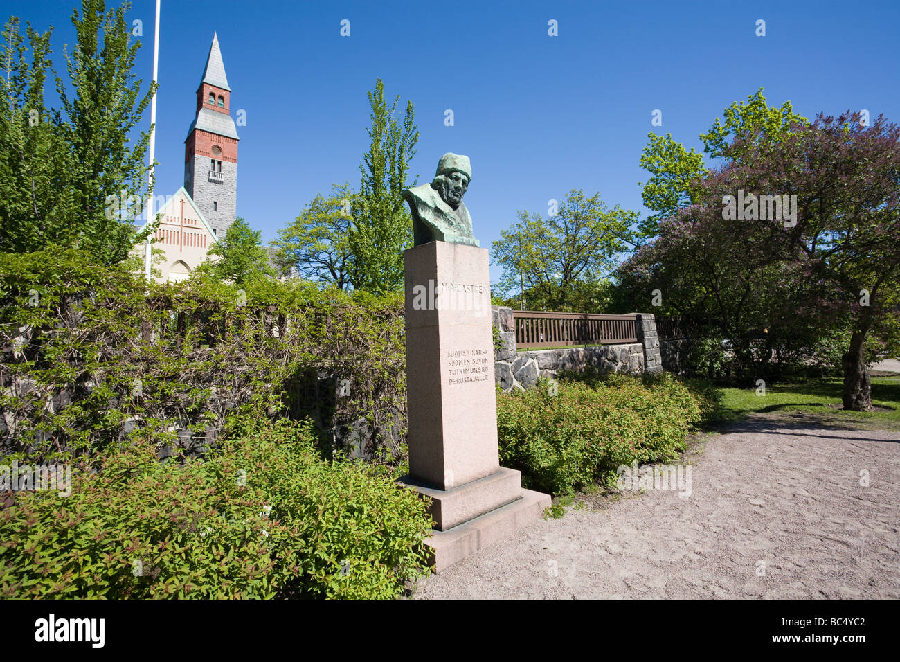 Statue von M Castren mit nationalen Museum von Finnland in Helsinki Stockfoto