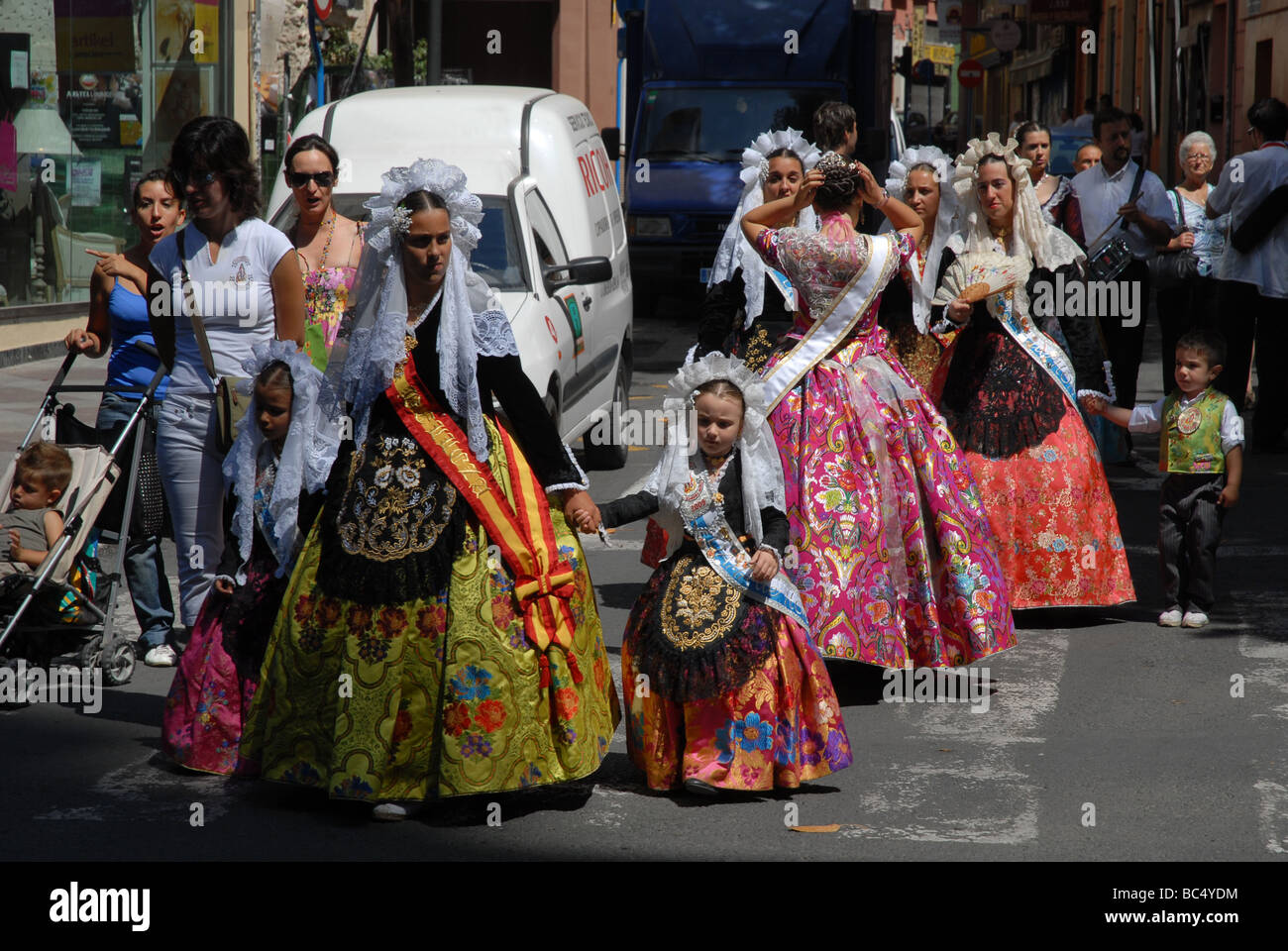 Straßenprozession bei San Juan Fiesta, Alicante, Comunidad Valenciana, Spanien Stockfoto