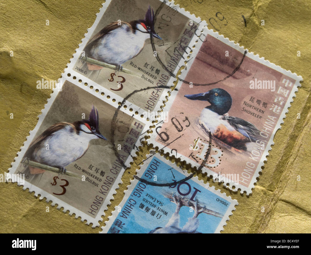 Briefmarken in einem Umschlag aus Hong Kong. Stockfoto