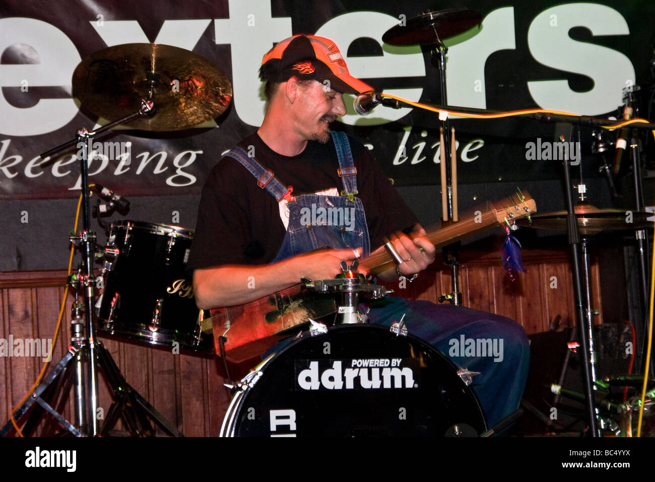 Ein Mann Band Land und Delta Blues mit einer 3 saitige Gitarre und Fuß angetrieben Trommeln in Dexters Bar in Dundee Stockfoto