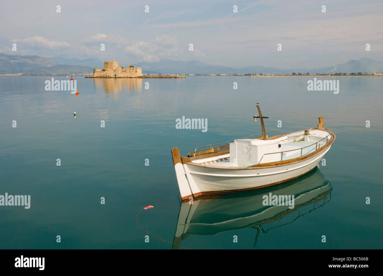 Fischerboot auf dem alten venezianischen Hafen in Nafplio Peloponnes Griechenland Europa Stockfoto