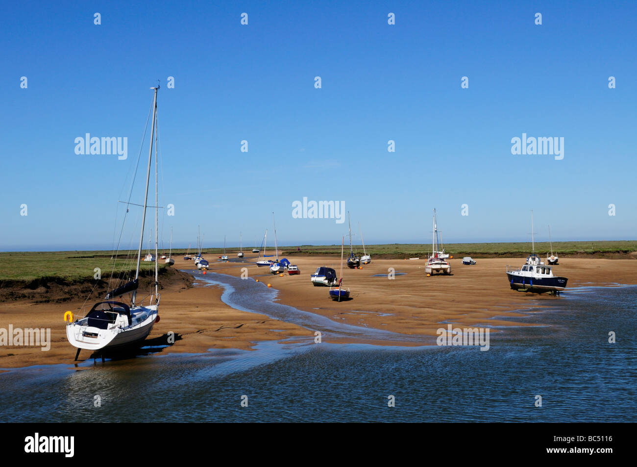 Boote im Hafen von Brunnen als nächstes das Meer Norfolk England UK Stockfoto