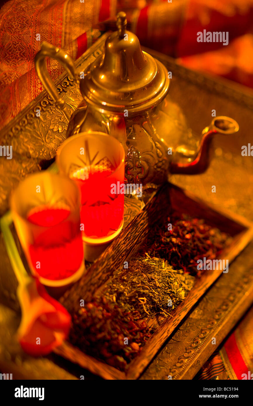Warmen arabischen Tee-Service auf einem Holztablett mit Candelight beleuchtet Stockfoto