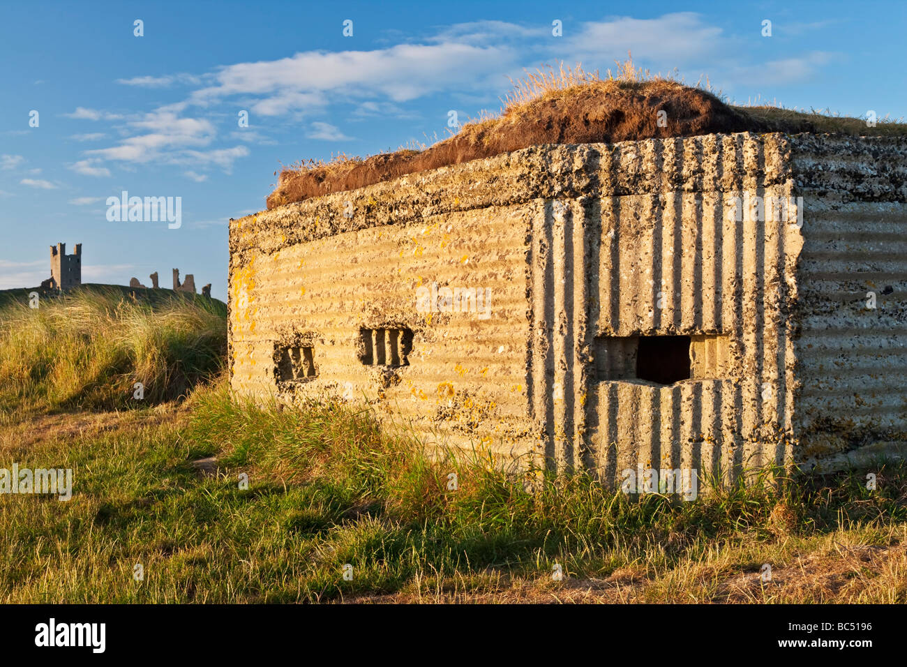 Lilburn Turm, Teil der Überreste von Dunstanburgh Castle und einen zweiten Weltkrieg Beton Bunker an der Northumbrian Küste Stockfoto