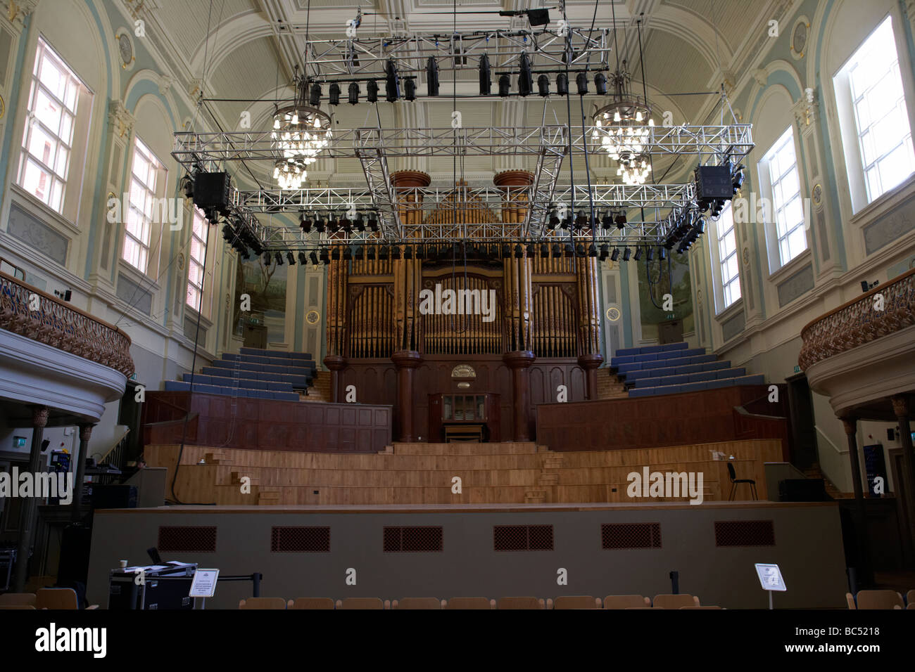 Bühne und Mulholland Organ im Inneren des frisch renovierten Ulster Hall Veranstaltungsort in Belfast Nordirland Vereinigtes Königreich Stockfoto