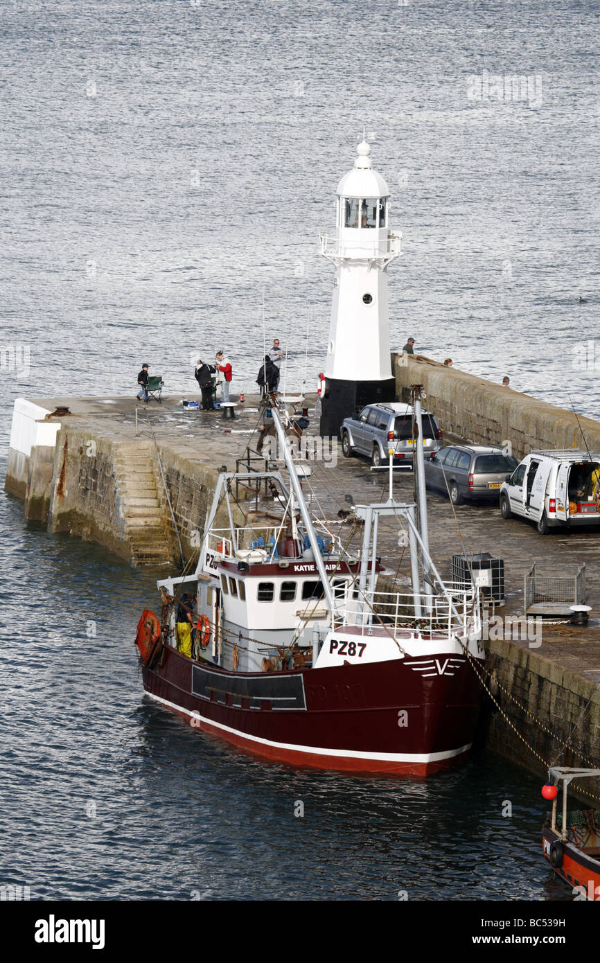 Angeln Trawler gebunden auf der Mole in Mevagissey, Cornwall Stockfoto