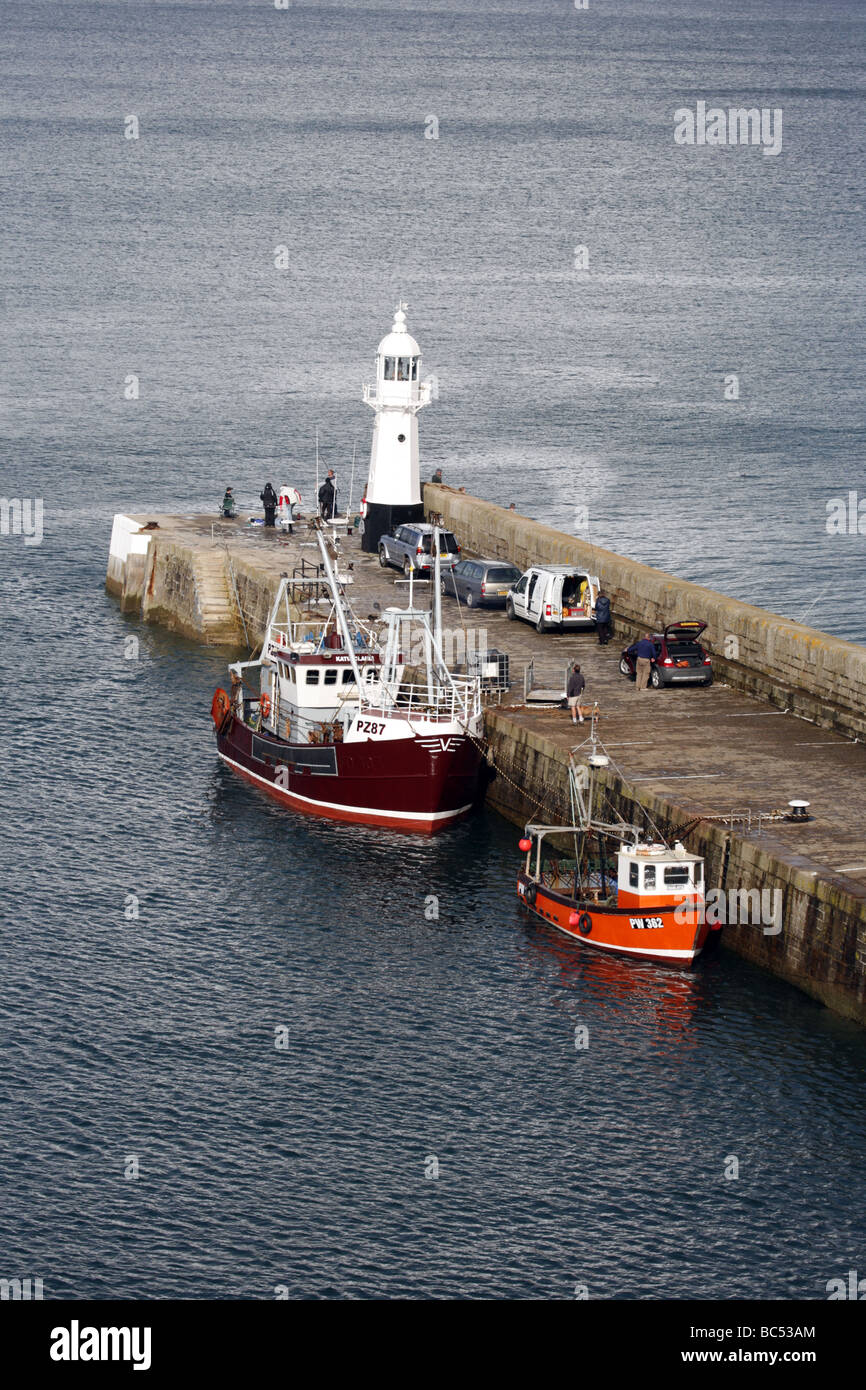 Angeln Trawler gebunden auf der Mole in Mevagissey, Cornwall Stockfoto