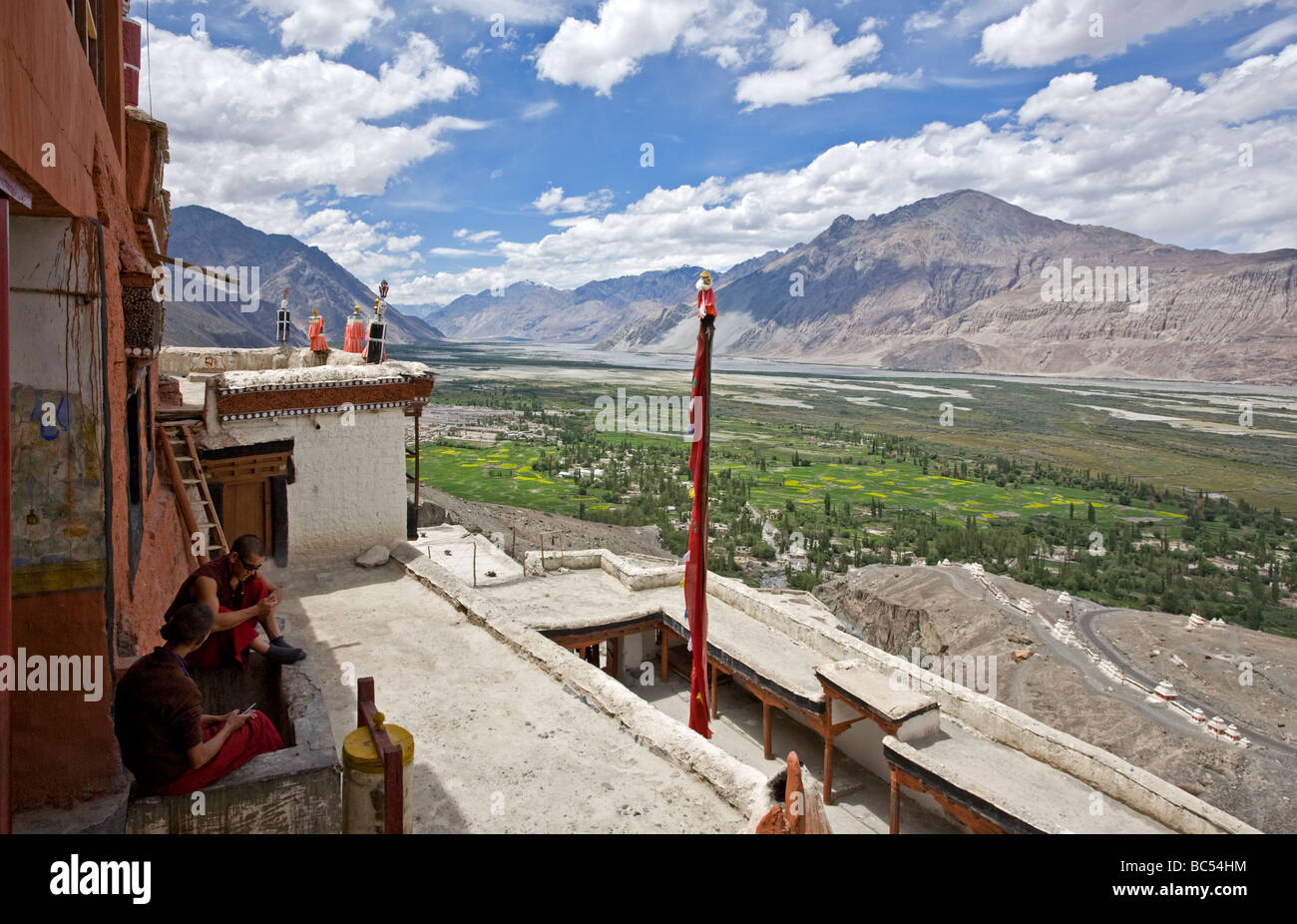 Buddhistische Mönche mit Handy. Diskit Gompa. Nubra Valley. Ladakh. Indien Stockfoto