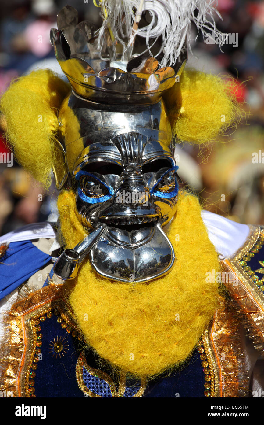 Porträt einer rey moreno morenada Tänzerin mit silberner Maske und gelbem Bart, Gran Poder Festival, La Paz, Bolivien Stockfoto