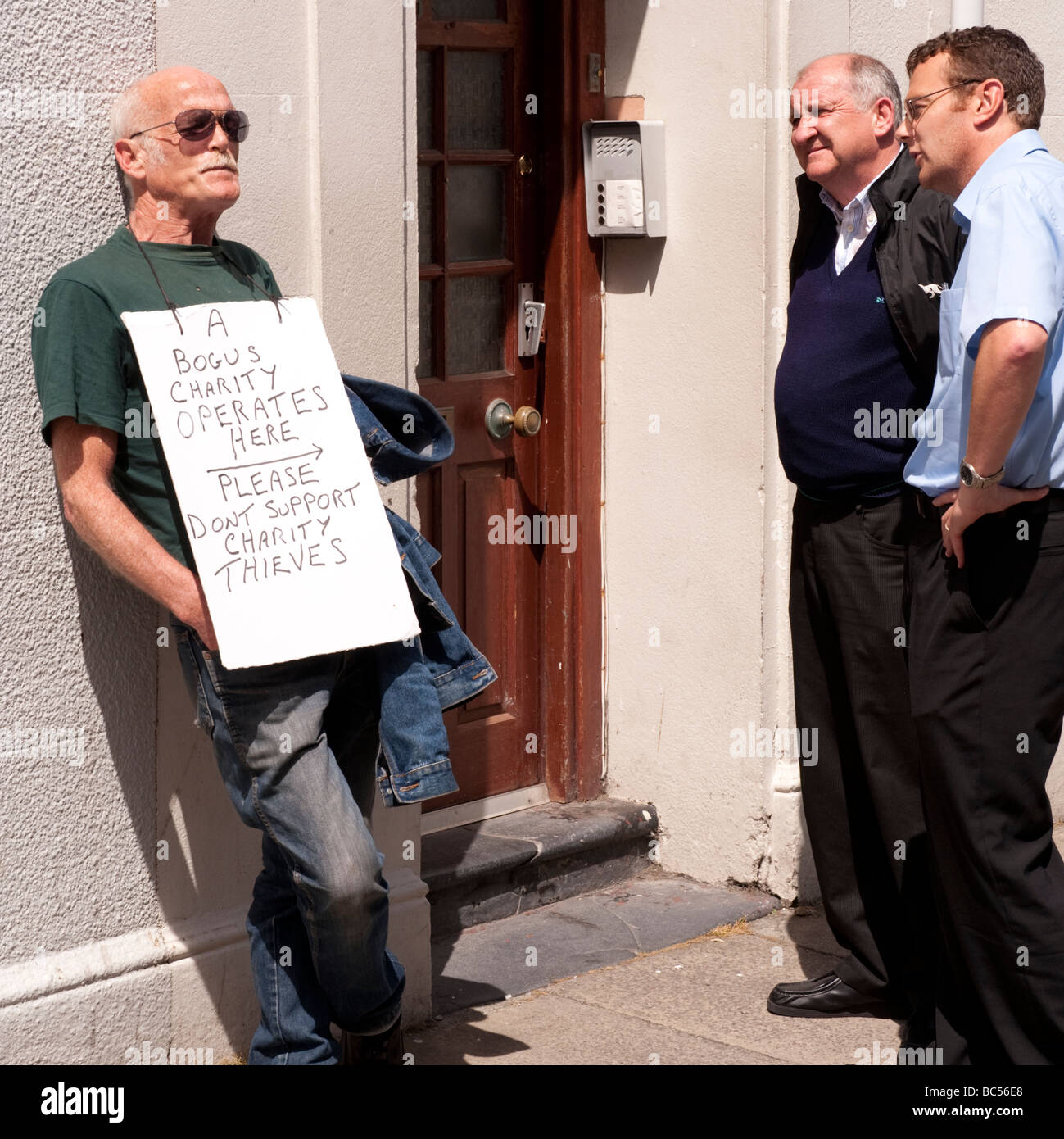 Ein Mann protestiert gegen eine lokale Hilfsorganisation Aberystwyth Wales UK Stockfoto