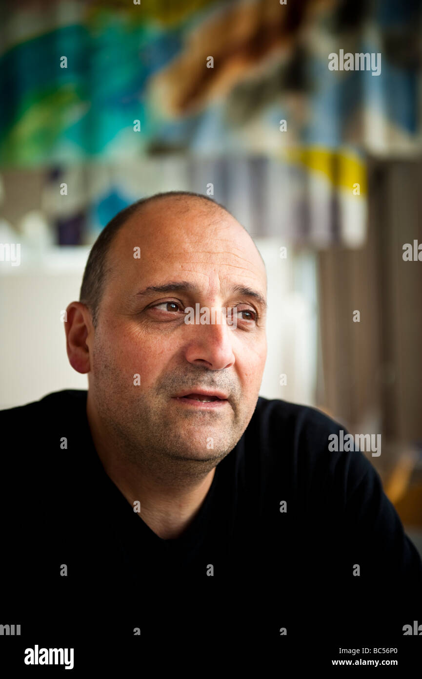 Gideon Koppel Regisseur des Films schlafen wütend bei einer Vorführung seines Films in Aberystwyth Arts Centre Wales UK Stockfoto