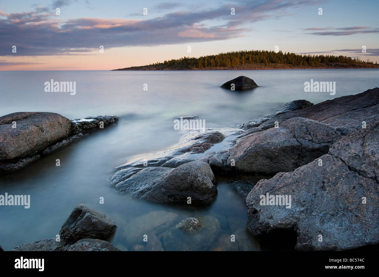 Sonnenuntergang am Rotsidan an der Ostseeküste in der Nähe von Nordingra Schweden. Teil des UNESCO-Welterbe UENSCO - Höga Kusten Höga Kuste Stockfoto