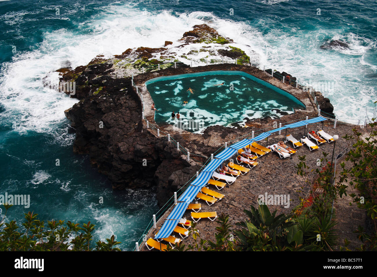 Wellen brechen rund um Schwimmbad auf Felsvorsprung auf zerklüftete Küste NearPuerto De La Cruz auf Teneriffa auf den Kanarischen Insel Stockfoto