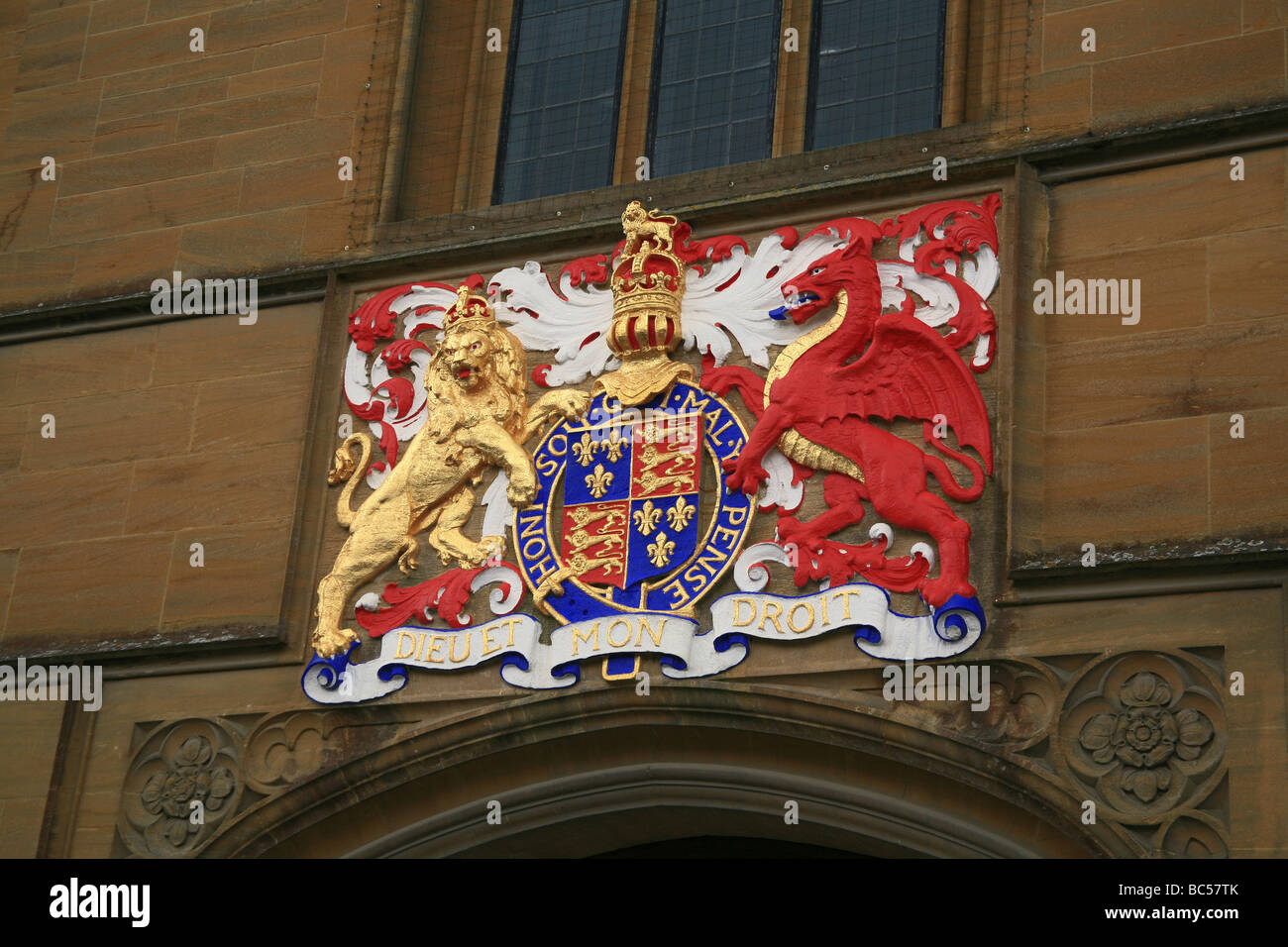 Wappen über dem Haupteingang zu Sherborne Public School, Sherborne, Dorset, England, UK Stockfoto