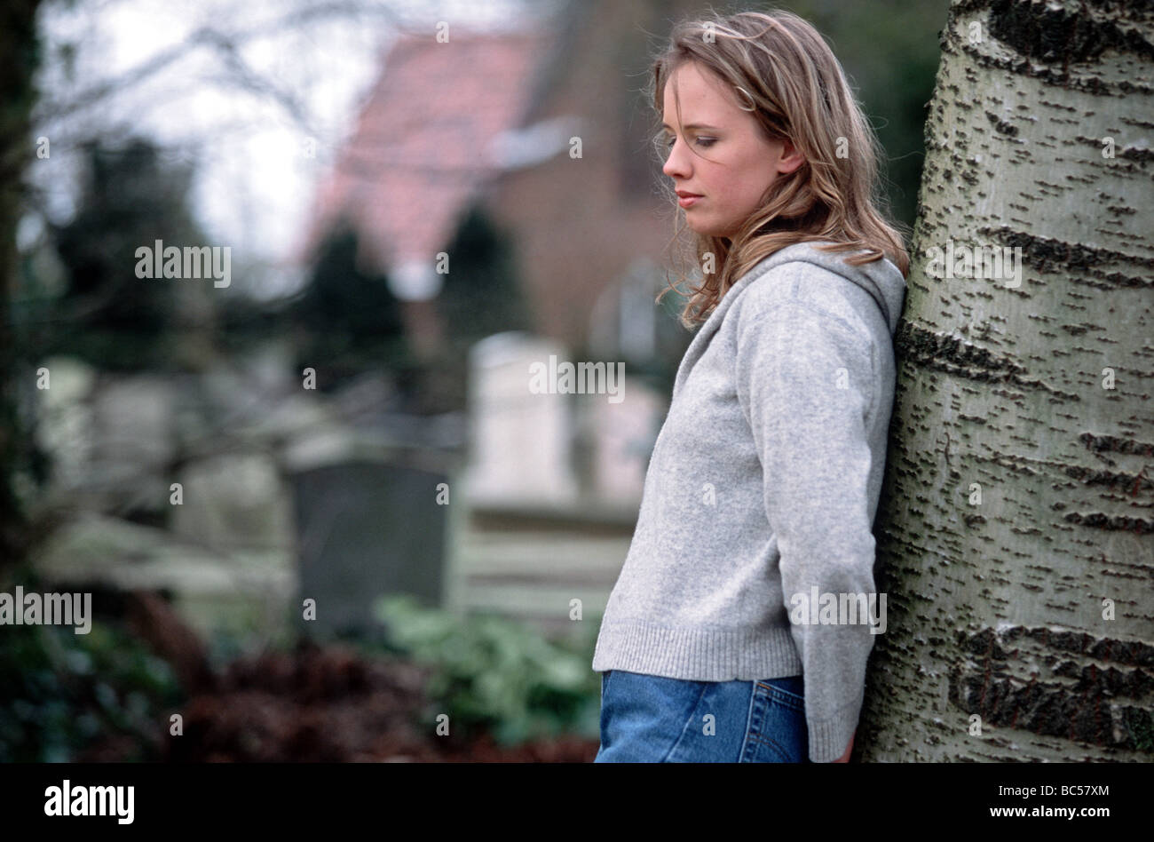 traurige Teenager-Mädchen Trauer am Friedhof Stockfoto