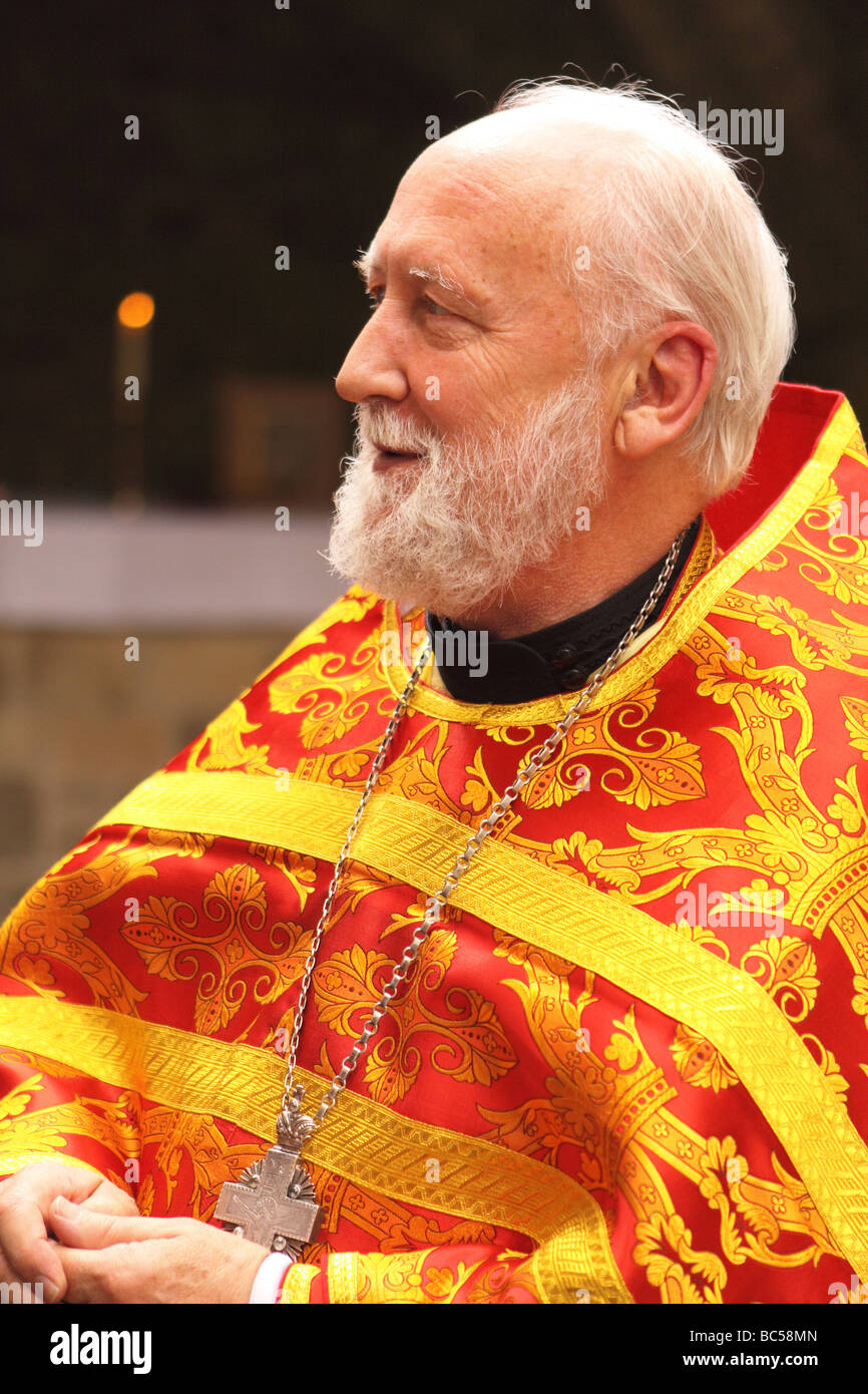Gehrung Erzpriester Benedict Ramsden der russisch orthodoxen Kirche nach der Durchführung orthodoxen Liturgie in Glastonbury Abbey Juni 09 Stockfoto