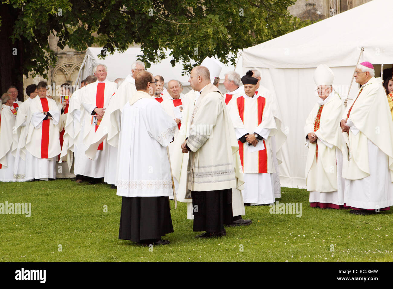 Glastonbury Wallfahrt Bischöfen und geistlichen bereiten die Prozession zu Fuß entlang der Hauptstraße in Glastonbury Abbey Stockfoto