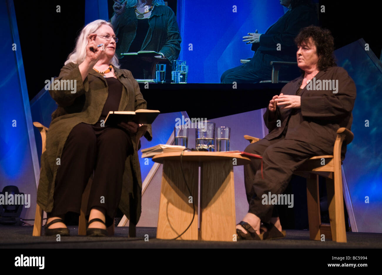Poets Carol Ann Duffy (R) und Gillian Clarke (L) bei Hay Festival 2009 auf der Bühne sprechen. Stockfoto