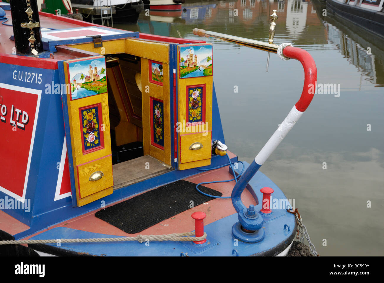 Eine traditionelle englische schmale Boot. Braunston Marina, Northamptonshire, England. Stockfoto