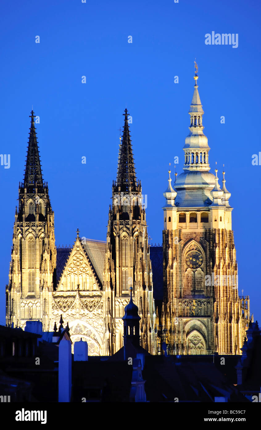 Prager Veitsdom auf der Prager Burg beleuchtet in der Abenddämmerung Prag Tschechische Republik // PRAG, Tschechische Republik — die beleuchteten Türme des Veitsdoms, ein Meisterwerk gotischer Architektur, sind in der Abenddämmerung im Prager Burgkomplex zu sehen. Der Bau des Doms begann 1344 unter Kaiser Karl IV., wurde aber erst 600 Jahre lang formell fertiggestellt, bis 1929. Der markante Great South Tower, der 96,5 Meter (317 Fuß) erreicht, enthält architektonische Details aus der späteren Renaissance und dem Barock. Offiziell die Metropolitan Cathedral der Heiligen Veit, Wenzel und Adalbert, ist sie die se Stockfoto