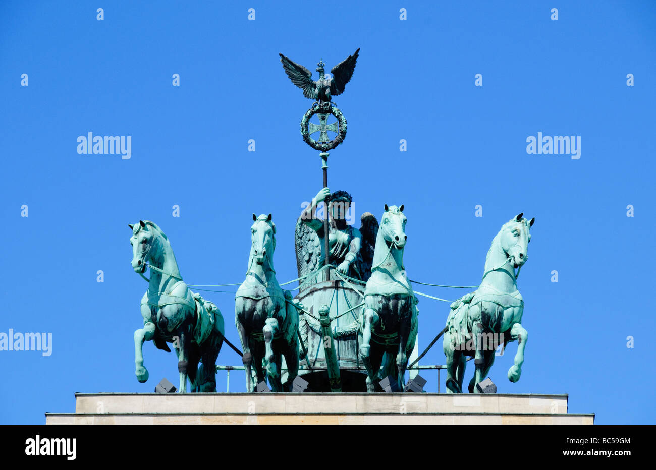 Quadriga-Statue von Roman Goddess, Victoria, führen einen Wagen mit vier Hennen auf dem Brandenburger Tor in Berlin, Deutschland. Stockfoto