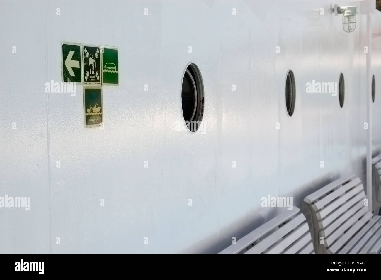 Sicherheit Zeichen auf dem Deck eines Schiffes, die Richtung zu lebensrettenden Geräte. Stockfoto