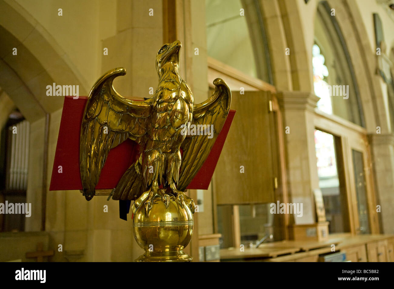 Blasadler-Rednerpult mit großer roter Bibel, die oben in der Sussex Kirche, England, Großbritannien ruht Stockfoto
