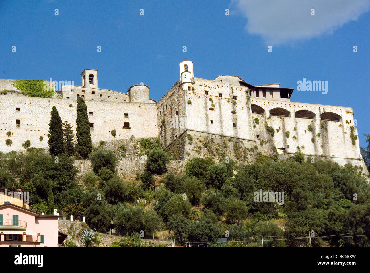 Burg Malaspina in Massa (15. Jh.), mit Blick auf die Stadt von einem Hügel Stockfoto