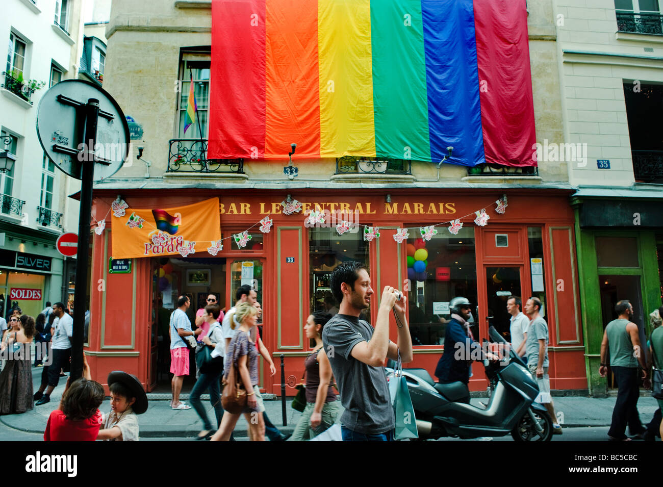 Paris Frankreich, junge Franzosen, Außerhalb an einer Gay Bar und Hotel im Marais' Le Central'Fassade mit Regenbogen, Gay Flag (jetzt geschlossen) Stockfoto
