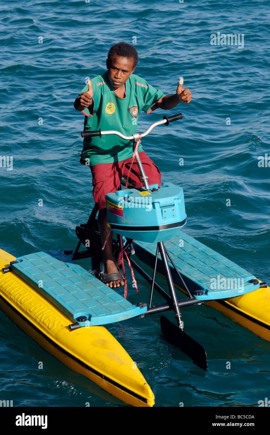 Port Vila Vanuatu Teenager auf Tretboot Stockfoto