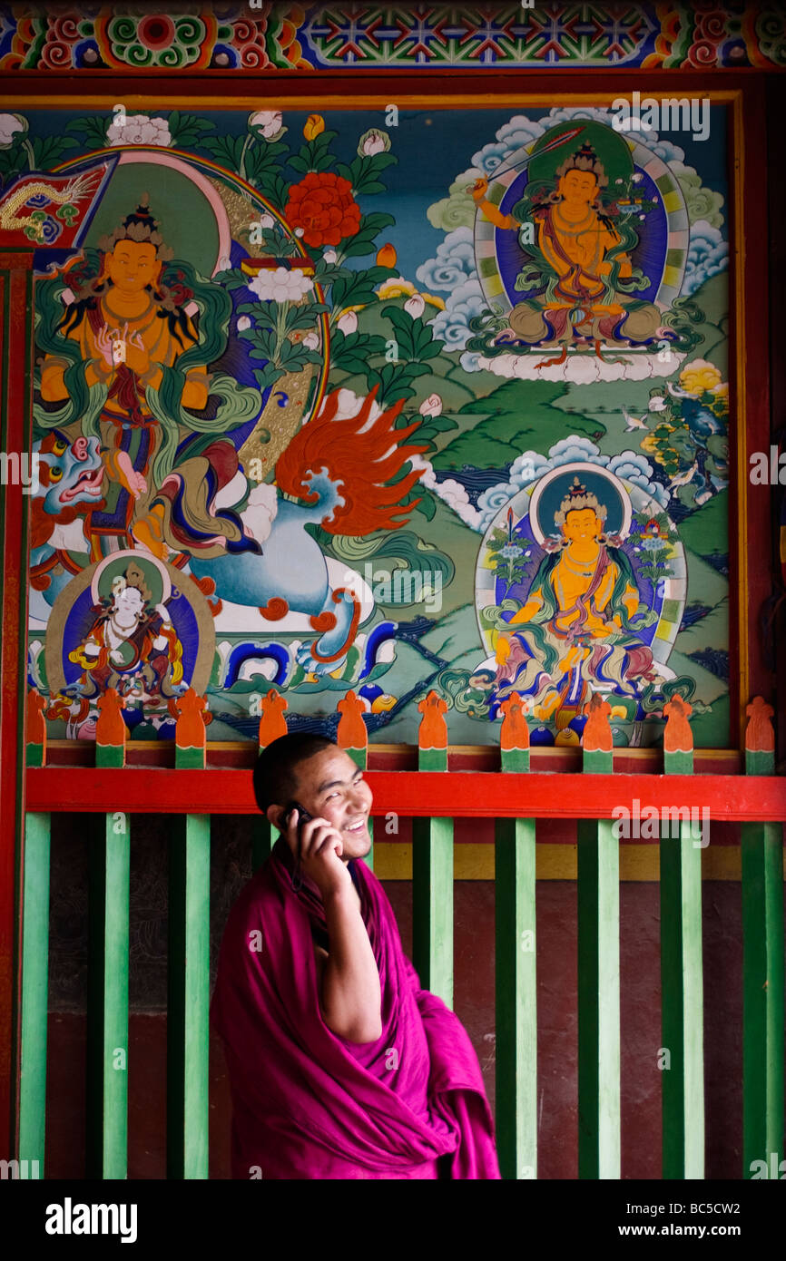 Tibetischer Mönch mobile Telefonieren im Labrang Kloster, Xiahe, China Stockfoto