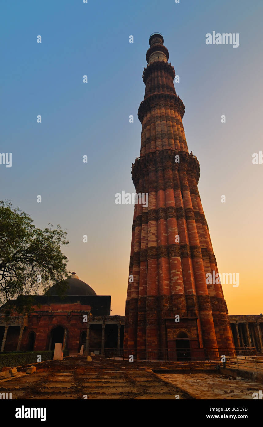 Qutb Minar Füßen fast 240 (72,5 Meter) ist der weltweit größte Stein und Ziegel Minarett. Es wurde 1193 erbaut. Stockfoto