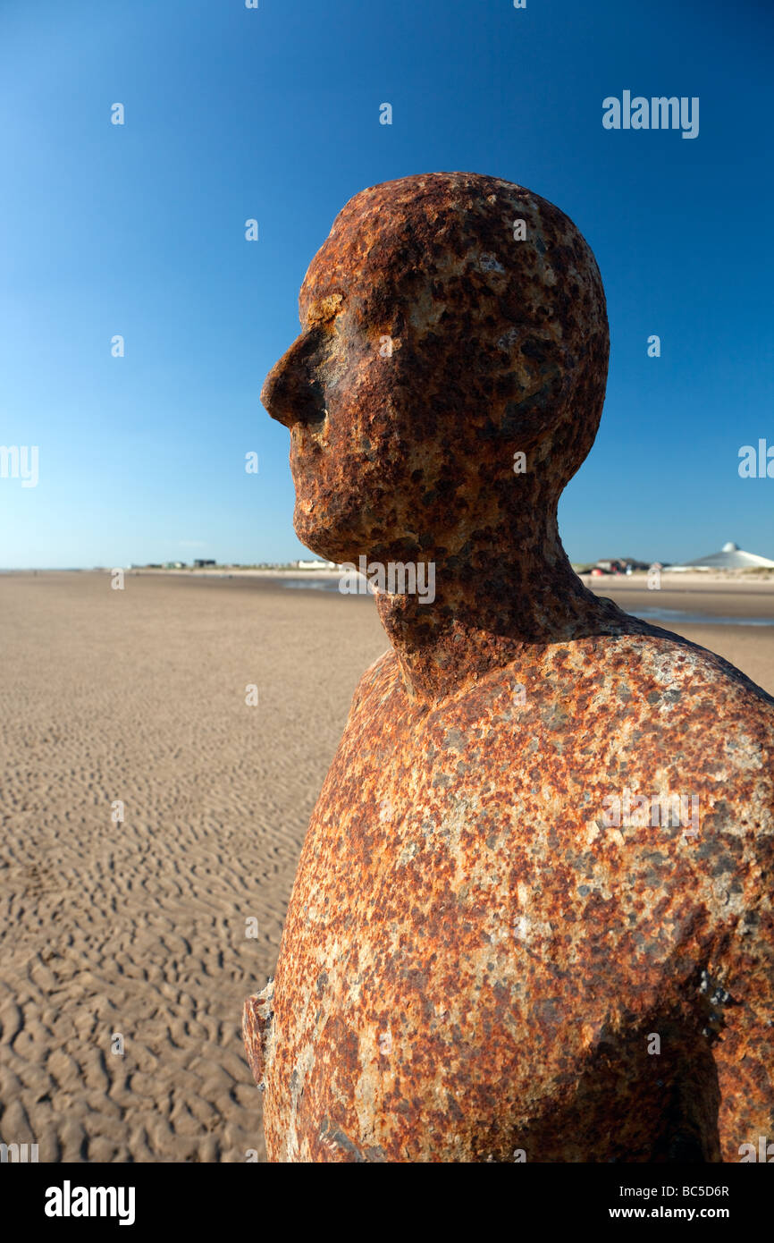 Sir Antony Gormley artwork Eine andere Stelle Crosby Strand, die Teil der Sefton Coast befindet, innerhalb der Liverpool City Region des Vereinigten Königreichs. Stockfoto