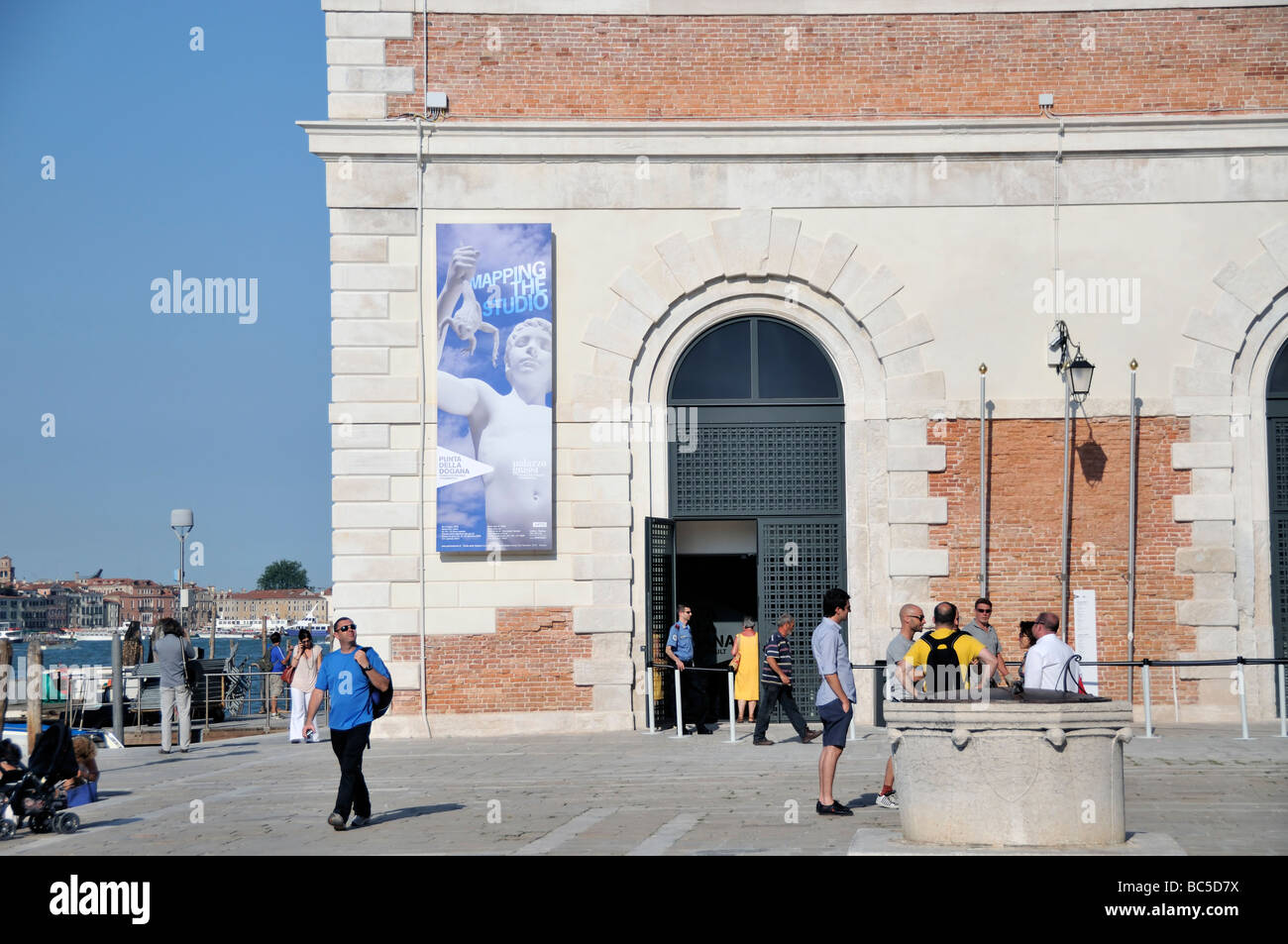Touristen an der Punta della Dogana Art Museum, Venedig, Italien Stockfoto