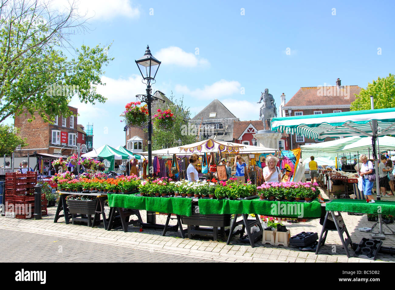 Outdoor-Markt, The Square, Petersfield, Hampshire, England, Vereinigtes Königreich Stockfoto