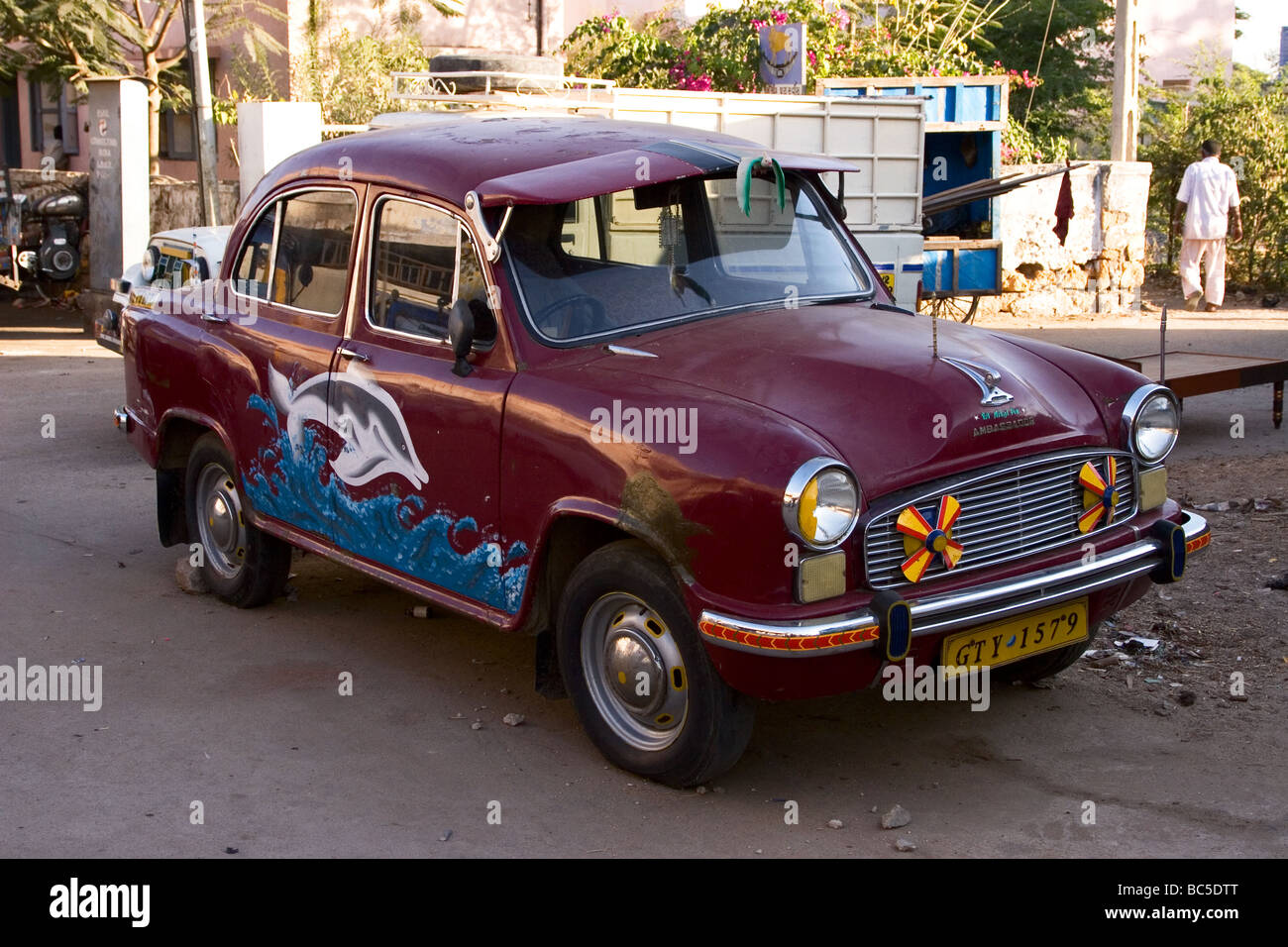 Eine indische Auto (Botschafter Modell von Hindustan Motors) bunt verziert. Featuring ein Gemälde eines Delphins entlang die Seite Stockfoto