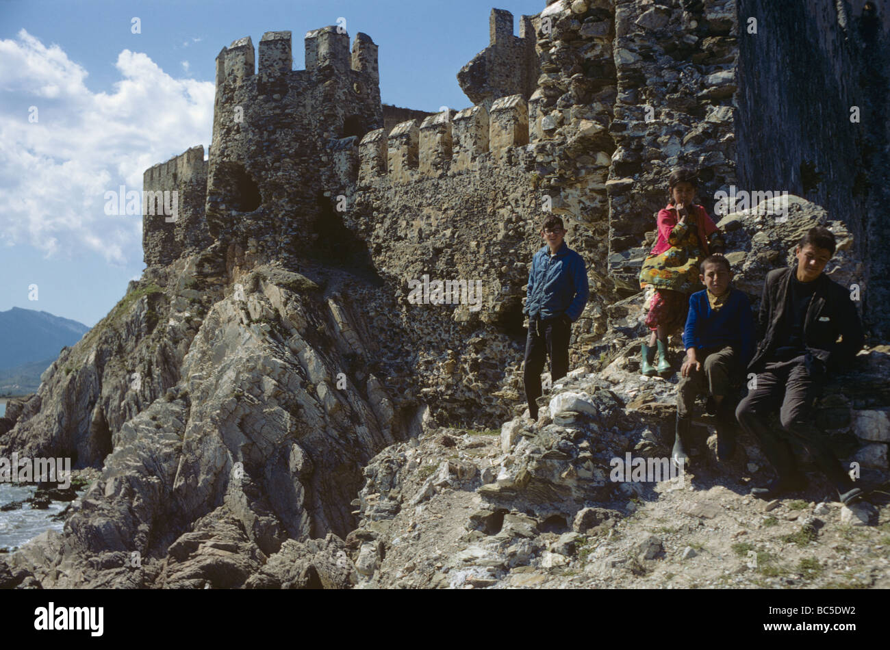 Ein Tourist und türkische Kinder, Mamure Kalesi, seldschukische Burg, Anamur, Türkei 690412 016 Stockfoto