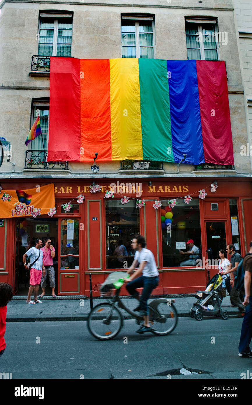 Paris France, Gay Bar and Hotel, im Marais 'Le Central', Fassade mit mehrfarbiger Gay Flag auf der Fassade, Front, man Bicycling Street Scene, paris Bike Stockfoto