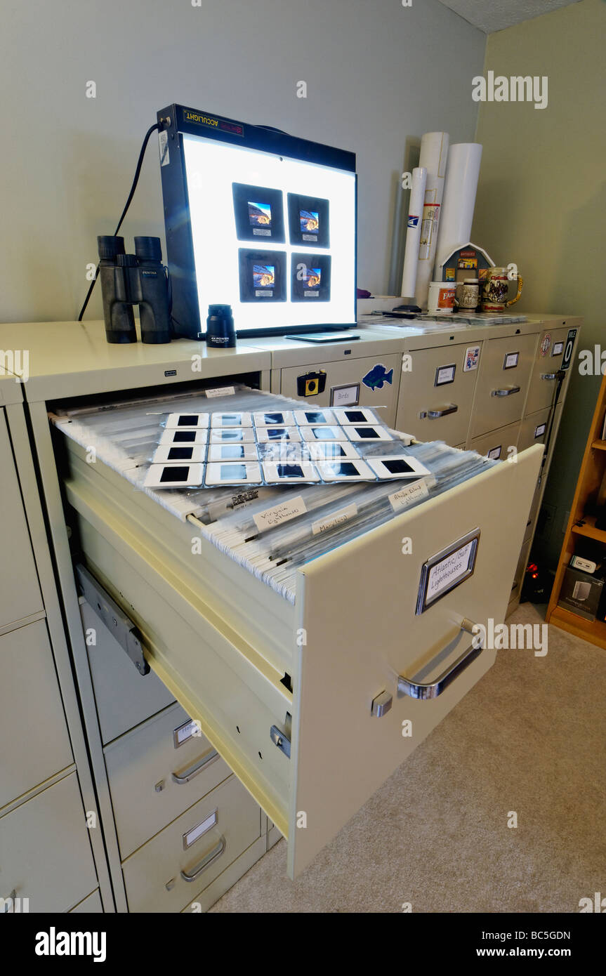 Aktenschränke schieben Foto Seiten Lichtkasten und Lupe im Fotografen-Büro Stockfoto