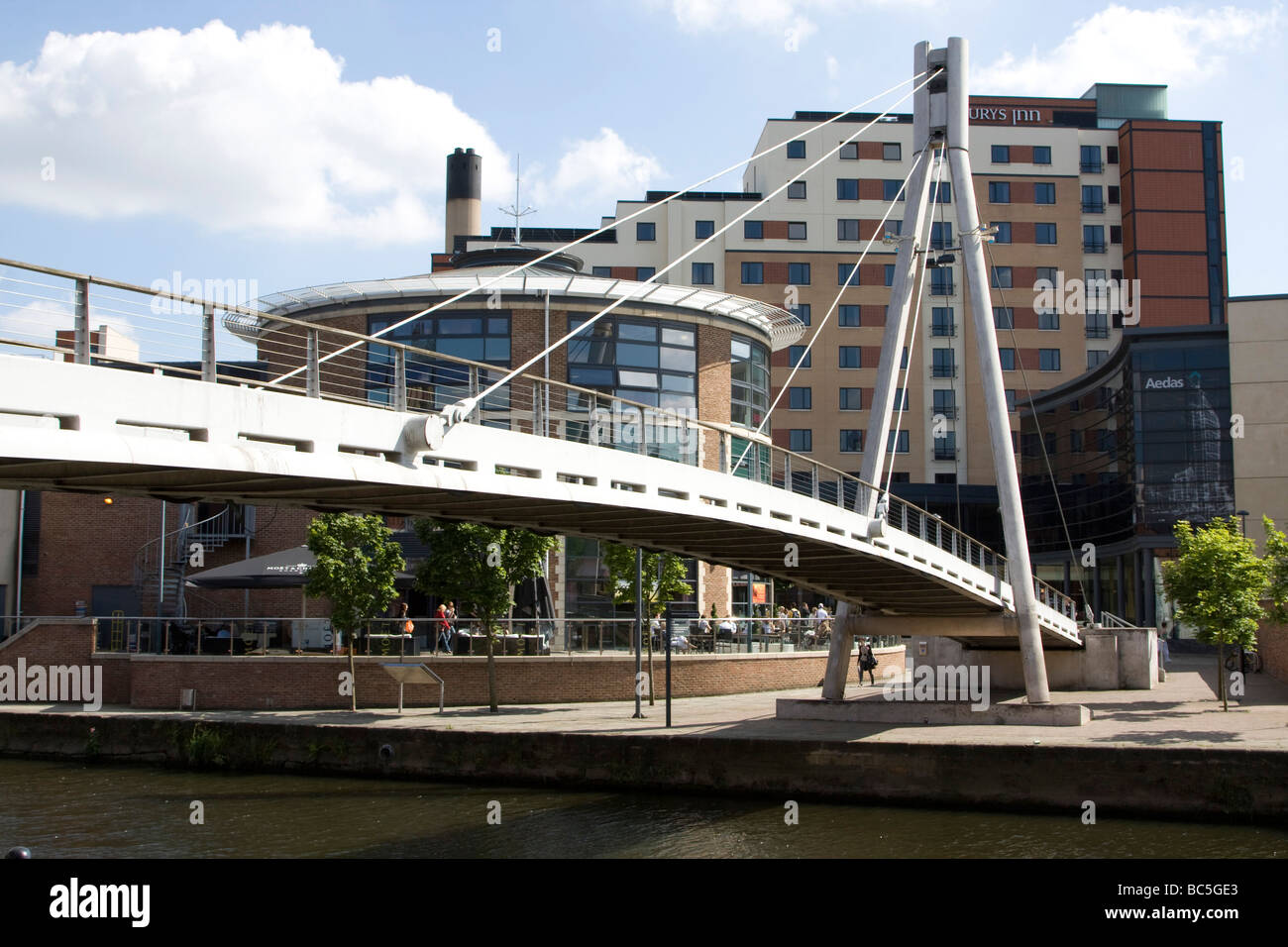 Fluss Aire neue Fußgängerbrücke Leeds Stadtzentrum West Yorkshire England uk gb Stockfoto