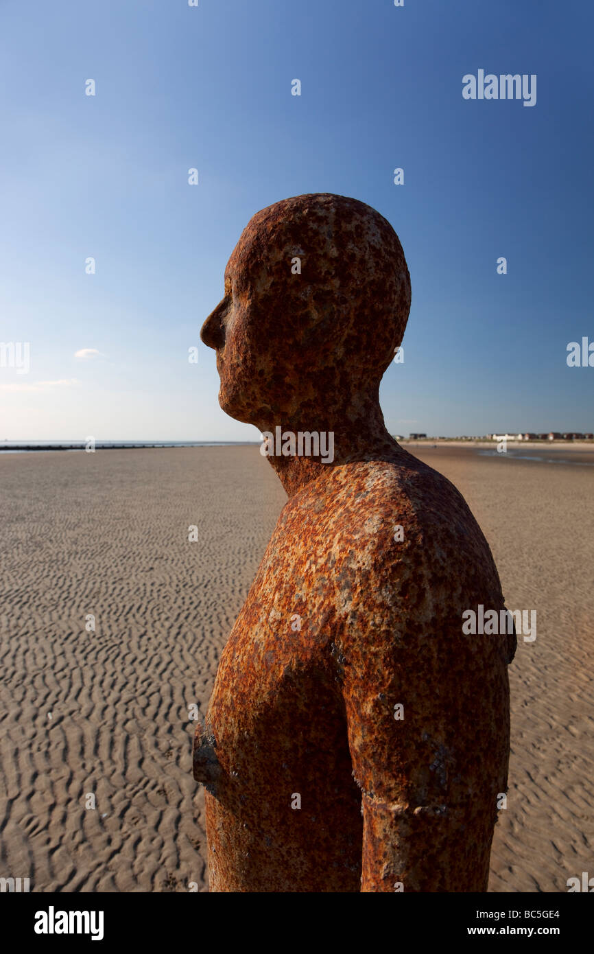 Sir Antony Gormley artwork Eine andere Stelle Crosby Strand, die Teil der Sefton Coast befindet, innerhalb der Liverpool City Region des Vereinigten Königreichs. Stockfoto