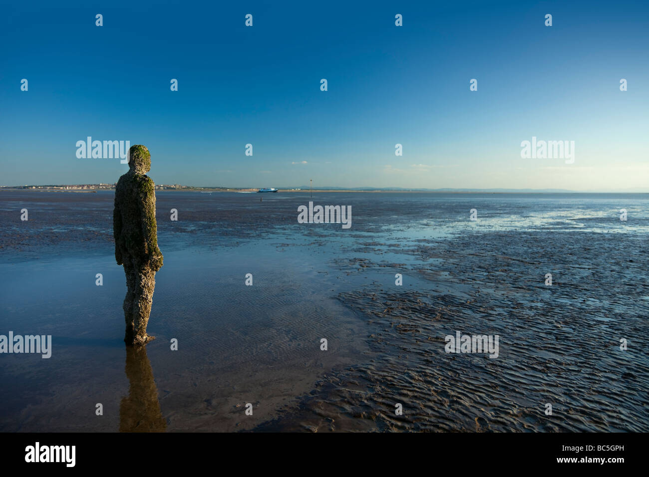 Sir Antony Gormley artwork Eine andere Stelle Crosby Strand, die Teil der Sefton Coast befindet, innerhalb der Liverpool City Region des Vereinigten Königreichs. Stockfoto