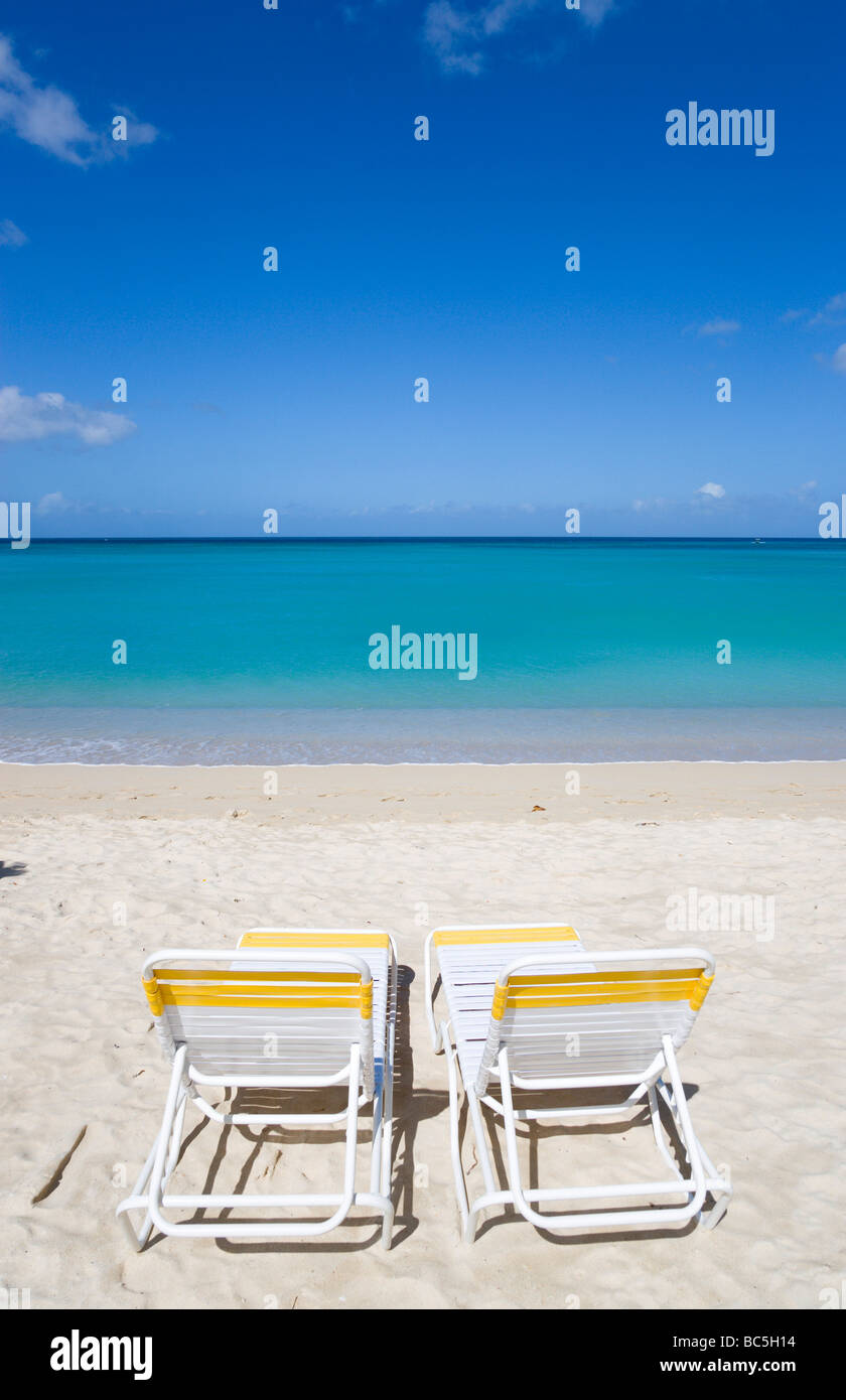 Grenada, St. vor, Morne Rouge Strand, zwei Liegestühle Stockfoto