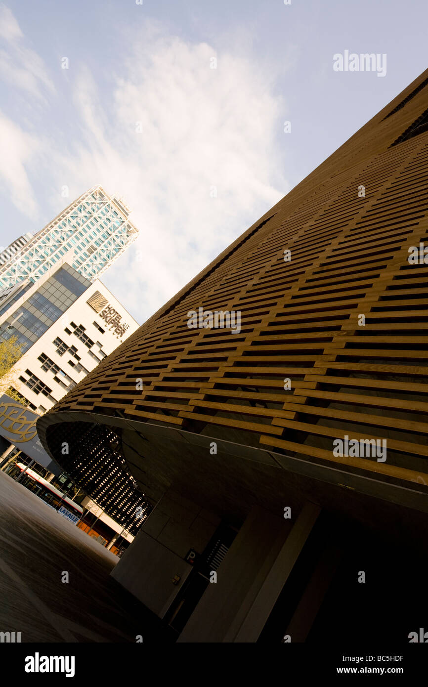 Abstrakte Außenansicht des Barcelona Biomedical Research Park (PRBB) mit seiner geschwungenen Holzfassade, entworfen von Manel Brullet und Albert de Pineda. Stockfoto