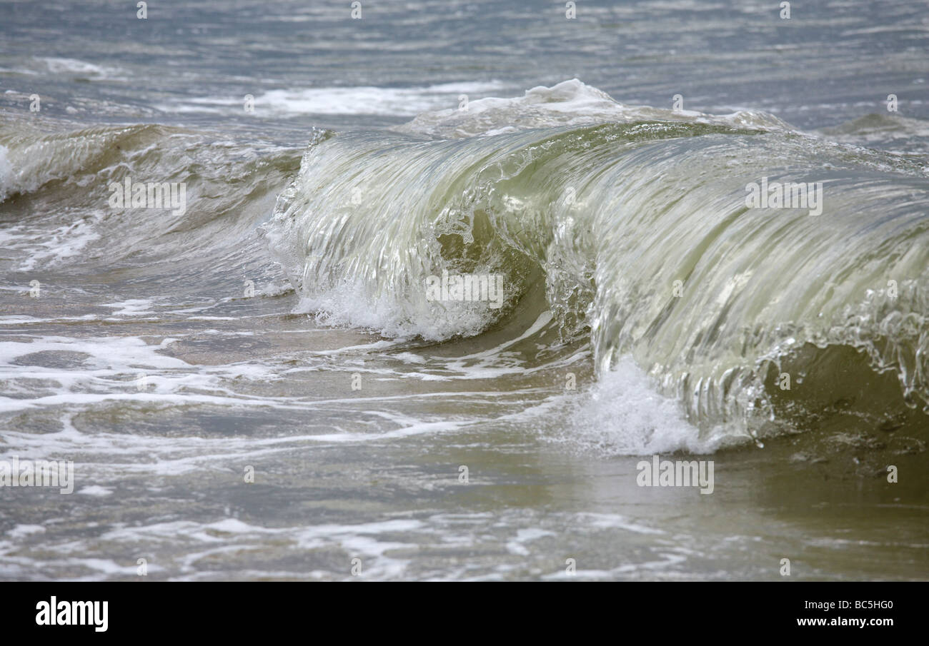 Meer große Surfwelle brechen an Küste Stockfoto