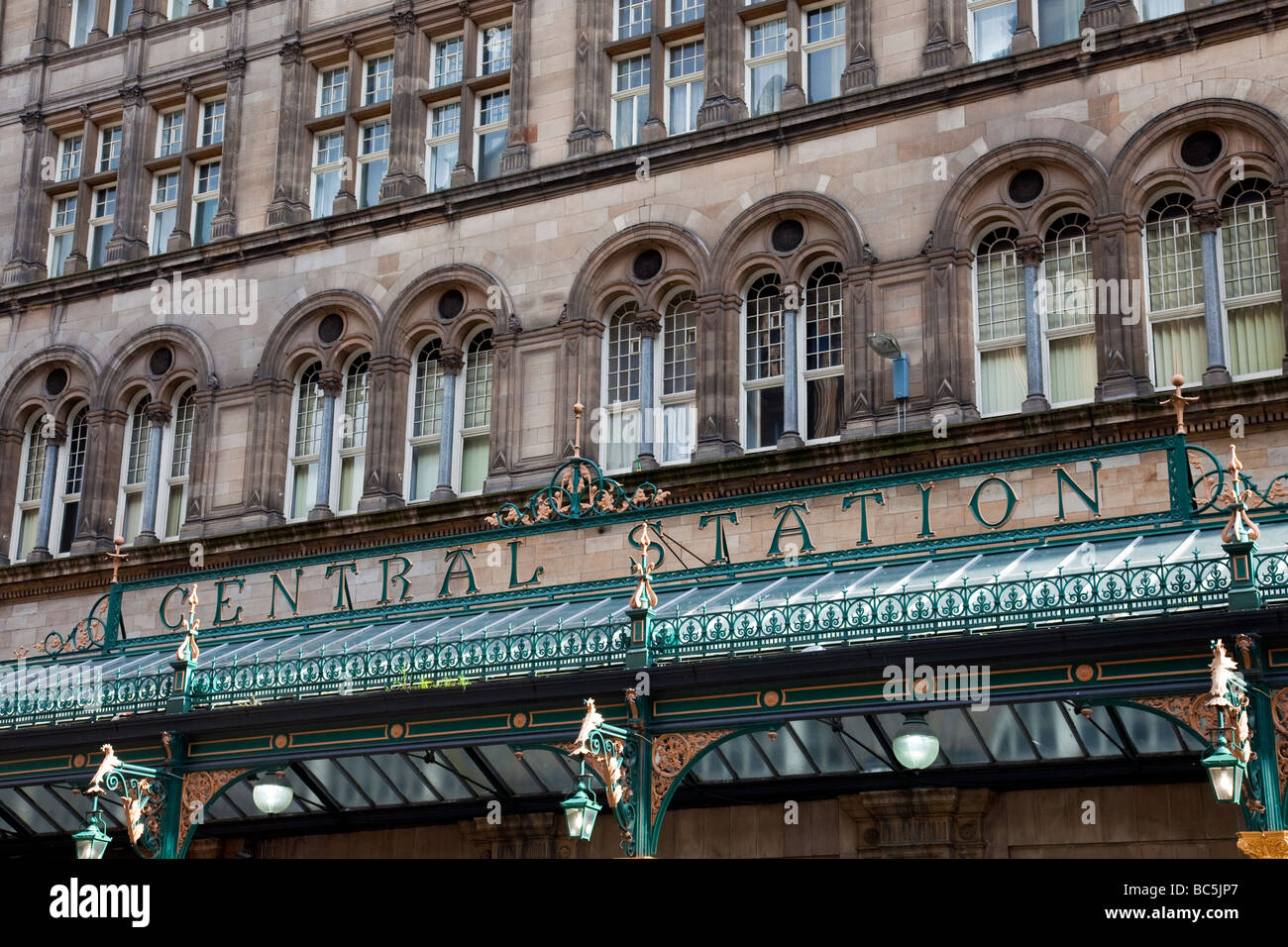 Das Vordach außerhalb von Glasgow Central Station, mit den Fenstern des Central Hotel. Stockfoto